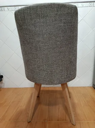 Sillas de comedor en gris.