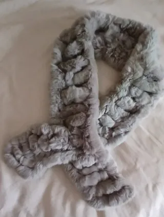 Cuello pelo conejo gris