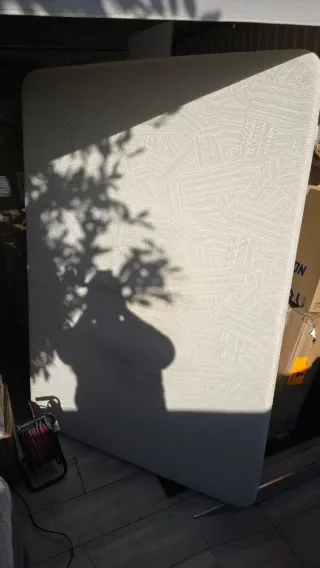 Base Cama Tapizada Beige con patas incluidas.