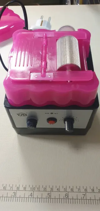 Máquina para teñir cantos de cuero