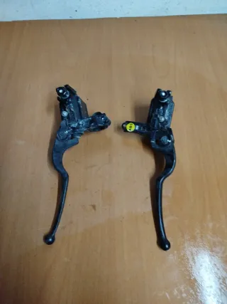 Manetas y bomba freno Yamaha 125 (2015)