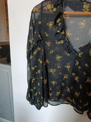 Blusa negra floral transparente