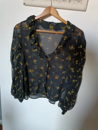 Blusa negra floral transparente
