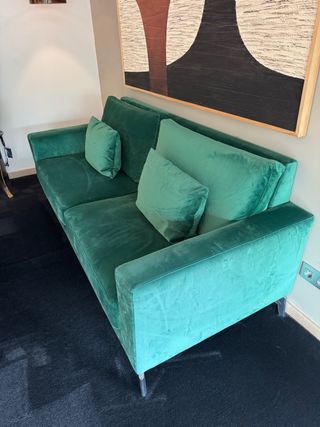 Sofá de terciopelo verde inglés