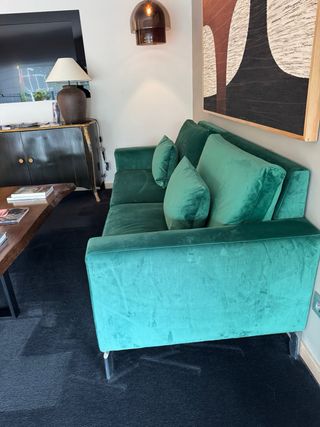 Sofá de terciopelo verde inglés