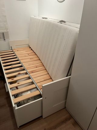Cama diván BRIMNES SIN USAR con 2 colchones