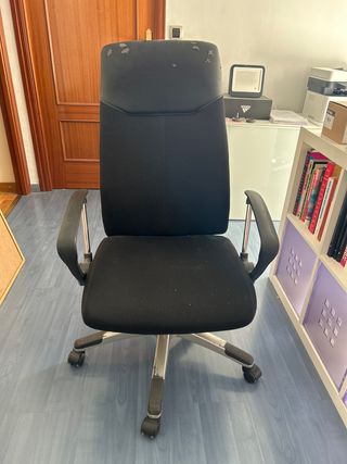 Silla de oficina negra con base metálica