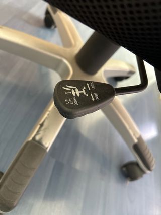 Silla de oficina negra con base metálica