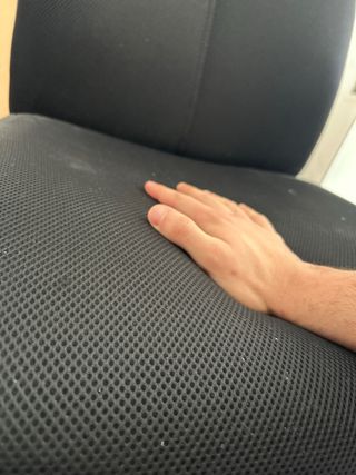 Silla de oficina negra con base metálica