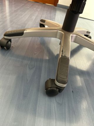 Silla de oficina negra con base metálica