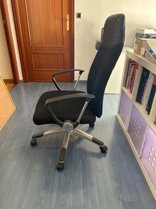 Silla de oficina negra con base metálica