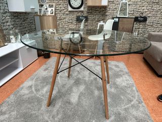 Mesa redonda cristal y 4 sillas blancas