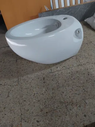 Bidé de pared blanco