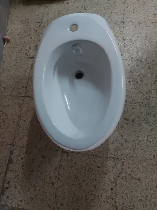 Bidé de pared blanco