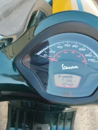 Vespa GTS Super 125cc Scooter