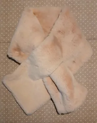Bufanda de pelo beige, como nueva.