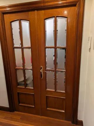 Puerta doble de salón madera con cristales.