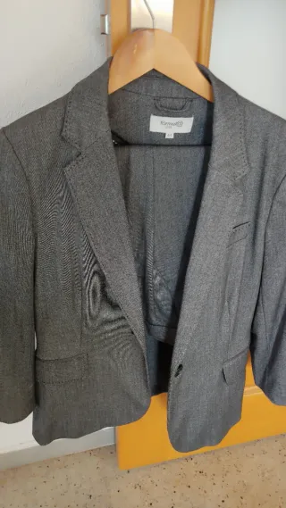 Traje Mujer Fórmula Joven Talla 44 y pantalón 42.