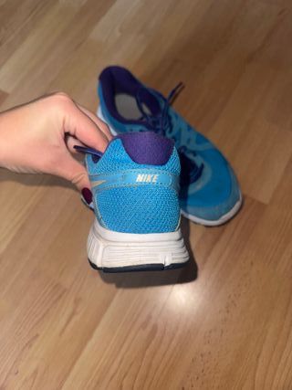 Zapatillas deportivas Nike azules y moradas
