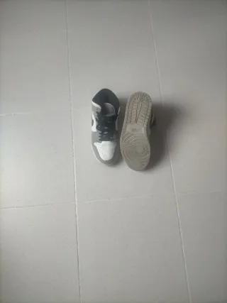 Zapatillas Air Jordan Grises y Blancas