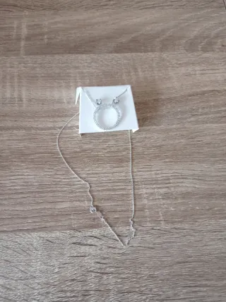 Gargantilla y pendientes con circonitas.