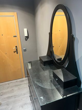 Cómoda con espejo Ikea