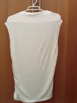 Camiseta sin mangas blanca, la tengo en negro tmb
