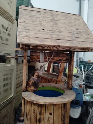 Pozo decorativo de madera para jardín