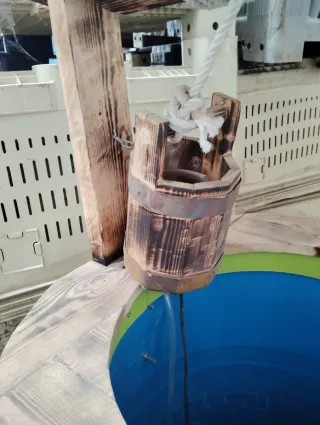 Pozo decorativo de madera para jardín