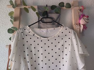 Blusa blanca topitos azul marino Sfera Nueva