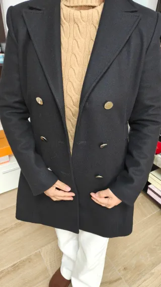 Abrigo negro con botones dorados