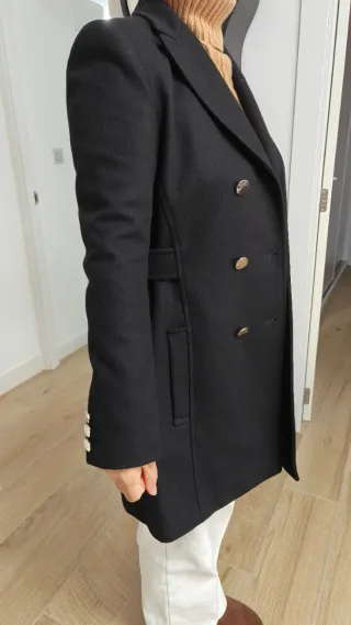 Abrigo negro con botones dorados