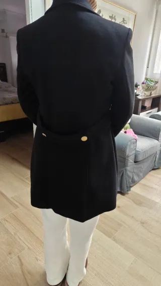 Abrigo negro con botones dorados