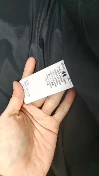 Abrigo negro con botones dorados