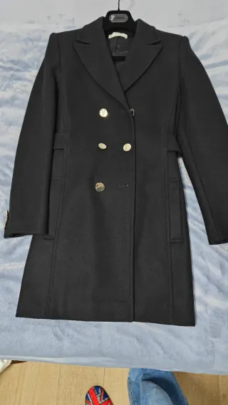 Abrigo negro con botones dorados