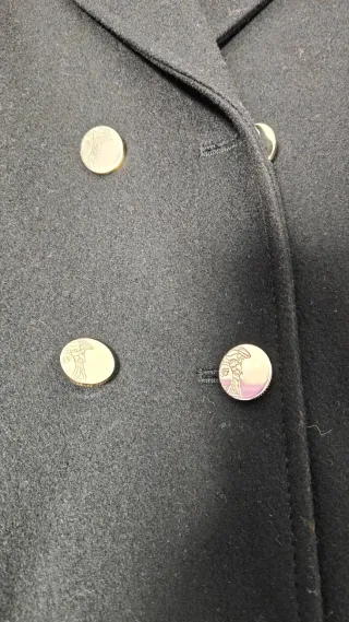 Abrigo negro con botones dorados