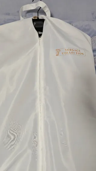 Abrigo negro con botones dorados