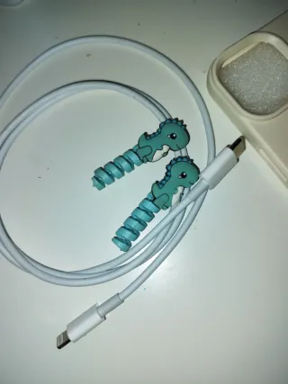 Funda iPhone 13 y cable