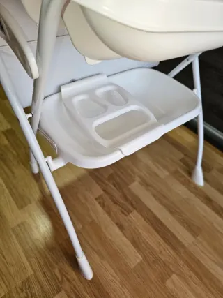 Cambiador de bebé con bañera