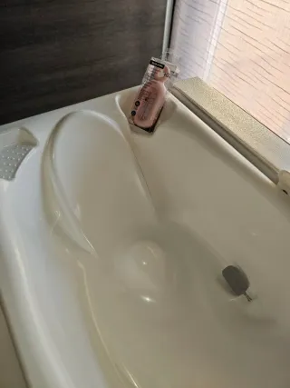 Cambiador de bebé con bañera