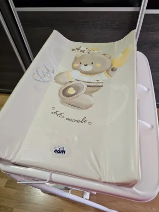 Cambiador de bebé con bañera