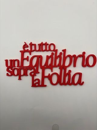 Scritta 3D “È tutto un equilibrio sopra la follia”