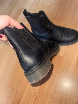 Botines negros usados en un par de ocasiones