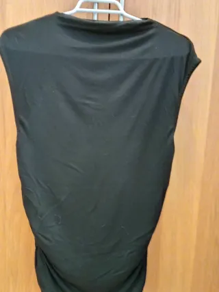 Camiseta negra sin mangas