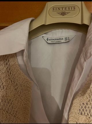 Vestido mini Stradivarius beige y blanco