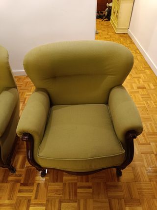 Sillón verde de tela y madera