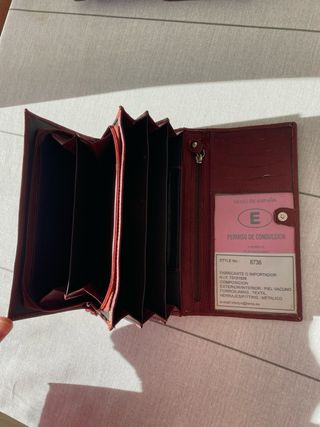 Cartera de piel roja