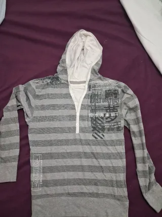 Camiseta de hombre con capucha y rayas