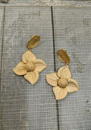 Pendientes Maxi Flor Dorado Texturizados Mate