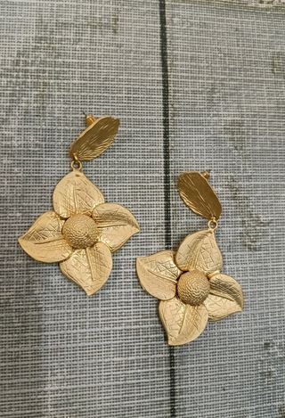 Pendientes Maxi Flor Dorado Texturizados Mate